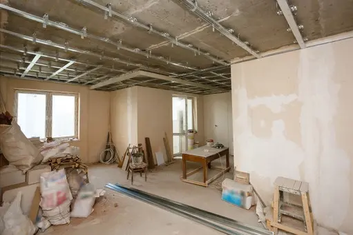 Salón en proceso de reforma con la estructura metálica del techo a la vista