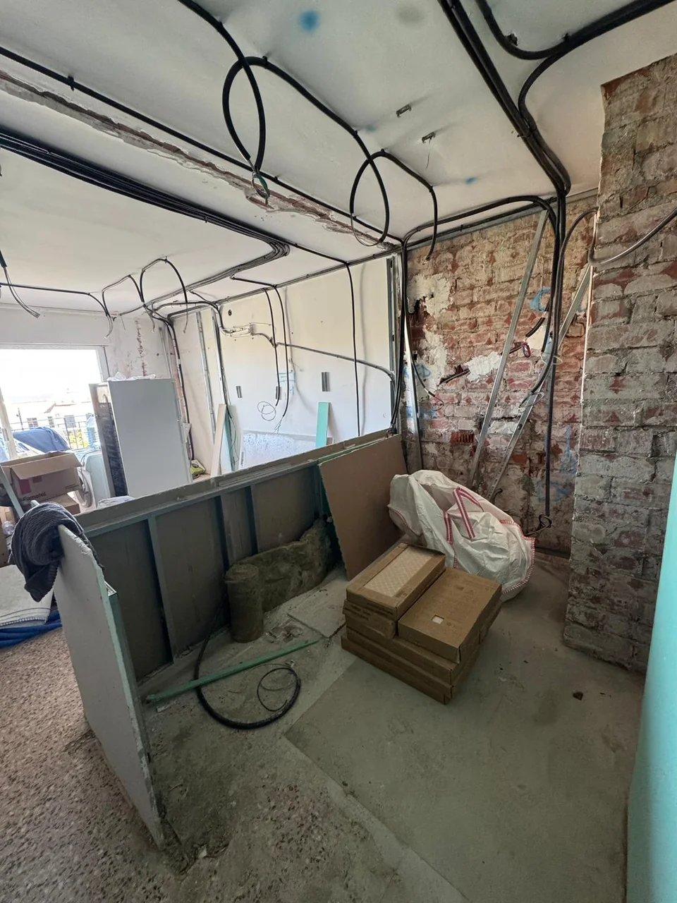 Instal·lacions i estructura de pladur durant l’obertura de la cuina
